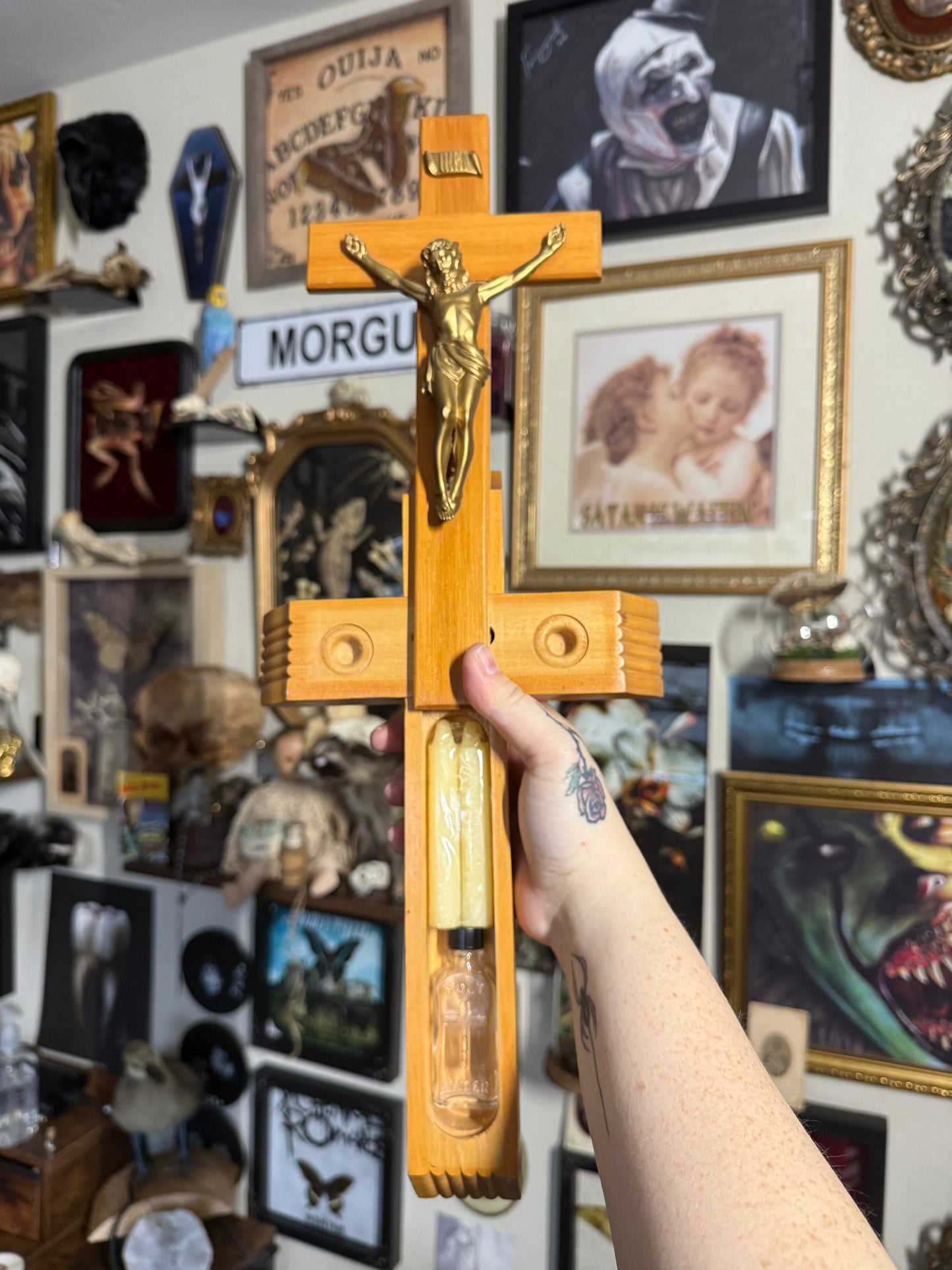 #84 UNUSED-PRISTINE 1940s Last Rites Crucifix w/ secret compartment & Holy water jar & candles