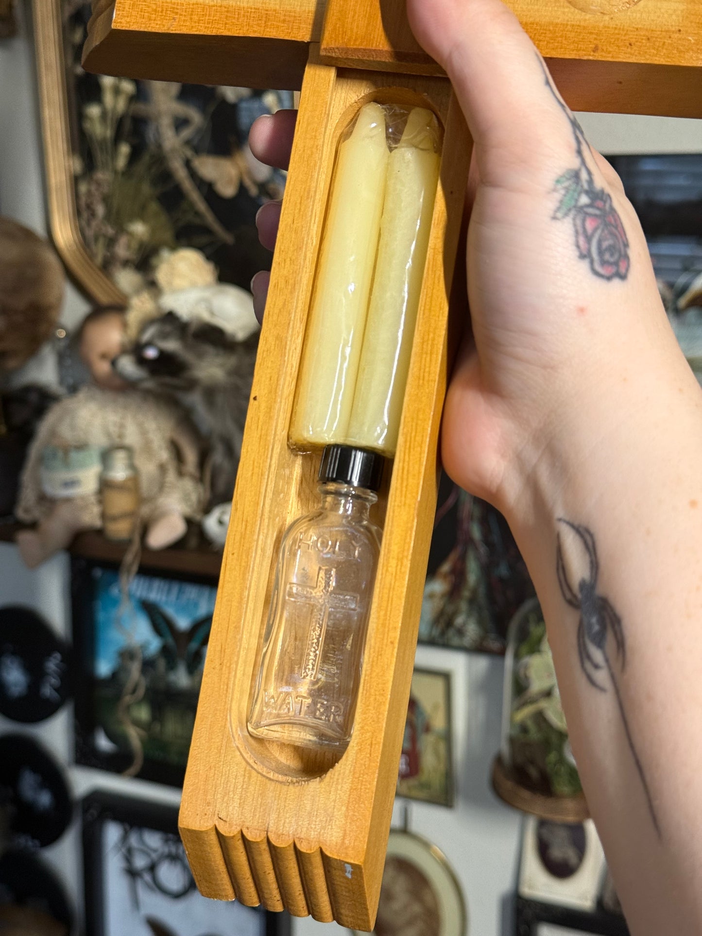 #84 UNUSED-PRISTINE 1940s Last Rites Crucifix w/ secret compartment & Holy water jar & candles